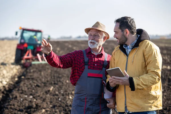 Dos Agricultores Pie Campo Otoño Sosteniendo Ordenador Portátil Hablando Mientras — Foto de Stock