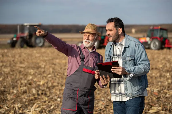 Zwei Bauern Stehen Auf Dem Feld Und Schauen Weit Weg — Stockfoto