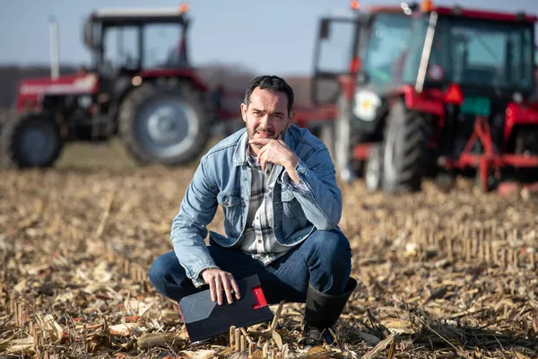 Reife Erwachsene Bauern Hocken Auf Dem Feld Denken Und Schmieden — Stockfoto