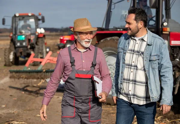 Zwei Ältere Und Jüngere Landwirte Unterhalten Sich Auf Feld Vor — Stockfoto