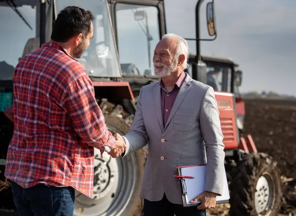 Senior Verkäufer Und Gestandener Landwirt Beim Händeschütteln Auf Dem Feld — Stockfoto