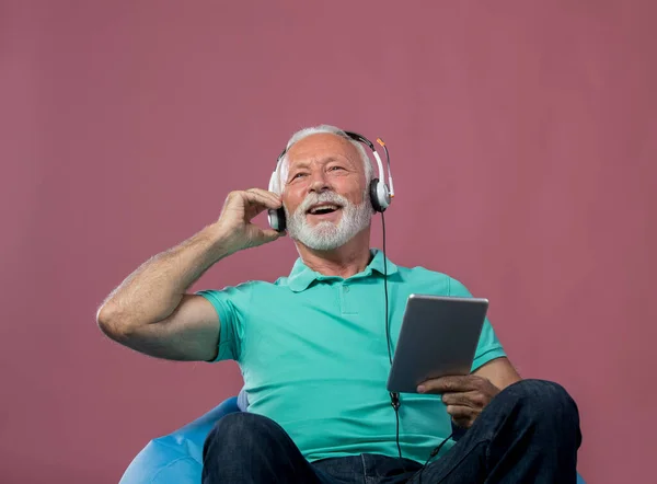 Happy Mature Man Enjoying While Listening Music Digital Tablet Pink — Stock Photo, Image