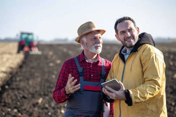 Zwei Bauern Stehen Herbst Auf Einem Feld Halten Tabletten Der — Stockfoto