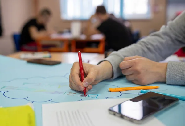 Close Student Hand Drawing Writing Presentation Team Building Workshop — Stockfoto