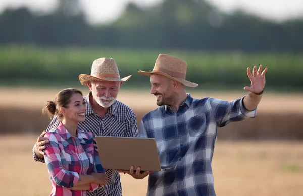 Grupo Agricultores Felices Que Cooperan Mientras Trabajan Una Computadora Campo — Foto de Stock