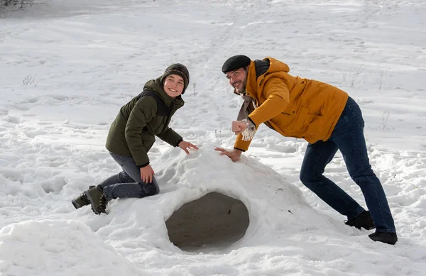 Father Son Playing Snow Making Dome Shelter Cold Park Mountain — Stockfoto