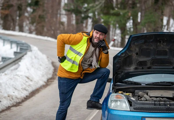 Man Fluorescent Vest Standing Broken Car Open Hood Road Winter — Foto Stock