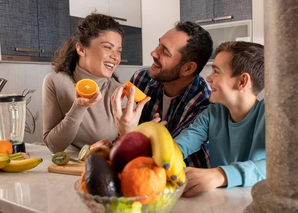 Happy Family Preparing Smoothie Drink Kitchen Cutting Fruits Having Fun — Fotografia de Stock