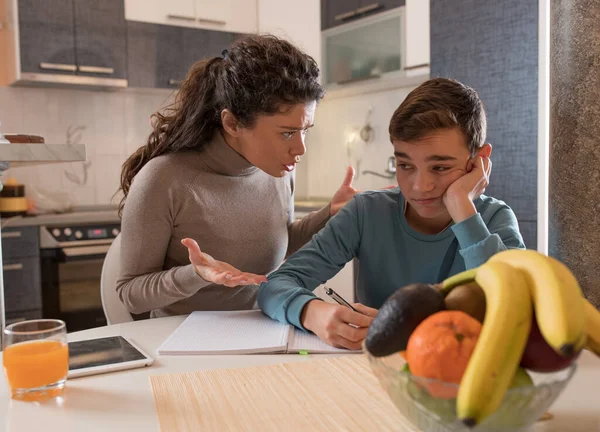 Enojada Madre Gritando Hijo Mientras Hace Tarea Mesa Comedor Casa — Foto de Stock