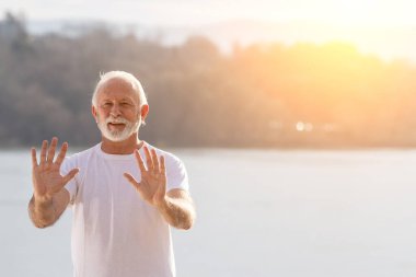 Nehir kıyısında gün batımında Tai Chi Chuan 'ın portresi.