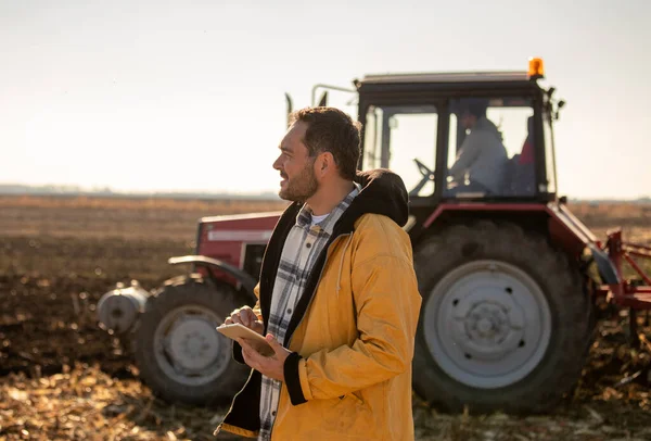 Granjero Sosteniendo Tableta Pie Delante Del Tractor Campo Tiempo Invierno —  Fotos de Stock