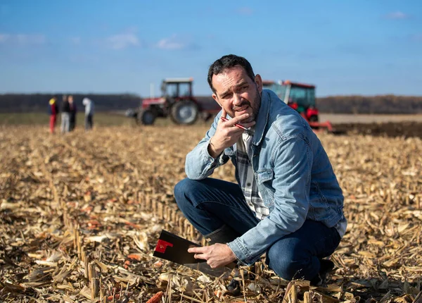 Nachdenkliches Brainstorming Eines Ranchers Während Auf Einem Landwirtschaftlichen Feld Hockt — Stockfoto