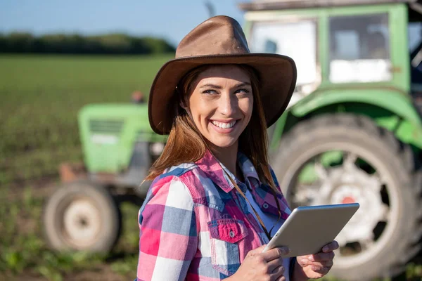Muito Jovem Agricultor Mulher Trabalhando Tablet Frente Trator Campo — Fotografia de Stock