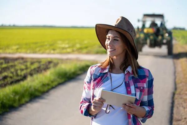 Hübsche Junge Bäuerin Arbeitet Vor Traktor Tablet — Stockfoto