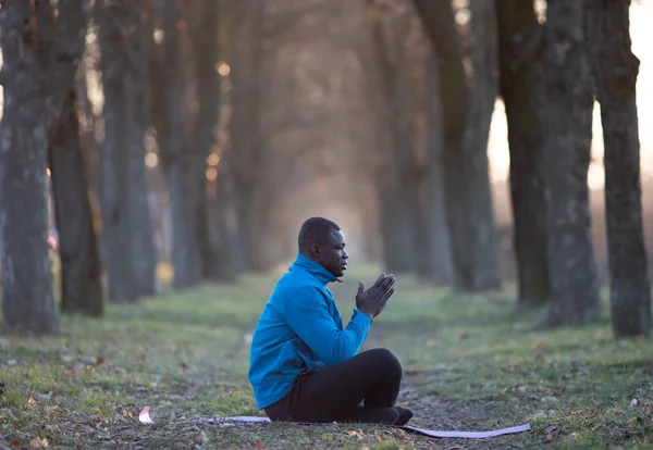 Negru Stând Exercițiu Asana Meditând După Antrenament Aer Liber Timpul — Fotografie, imagine de stoc