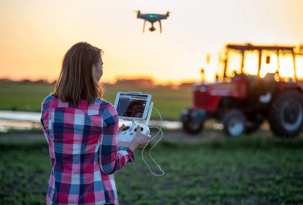 Agronomin Fliegt Drohne Mit Controller Innovation Der Landwirtschaft Jungbauer Steht — Stockfoto