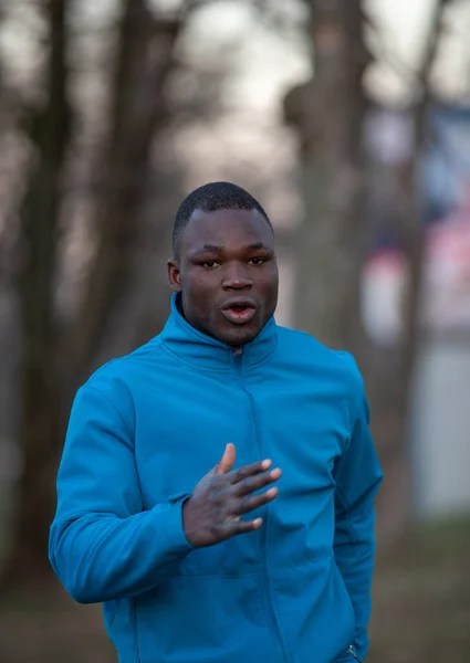 Hombre Musculoso Negro Corriendo Bosque Invierno Correr Hacer Ejercicio Clima — Foto de Stock