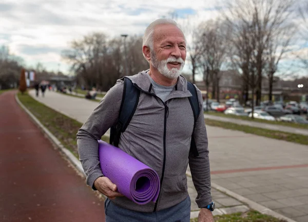 Homme Âgé Avec Barbe Vêtements Sport Entraînement Portant Tapis Yoga — Photo