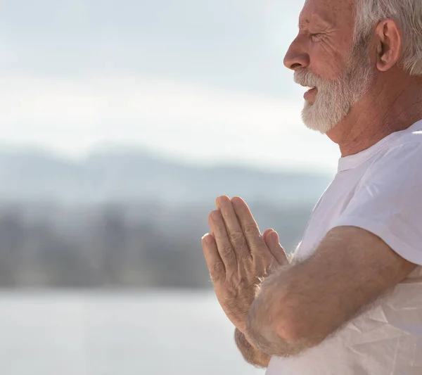Retrato Homem Sênior Segurando Pose Namaste Meditando Livre Lado Rio — Fotografia de Stock