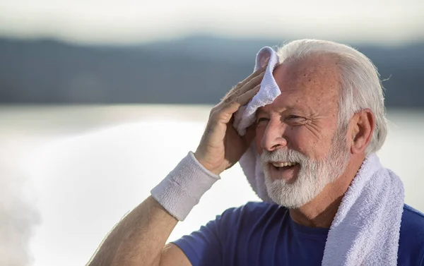 Homme Âgé Souriant Aux Cheveux Blancs Barbe Reposant Après Entraînement — Photo