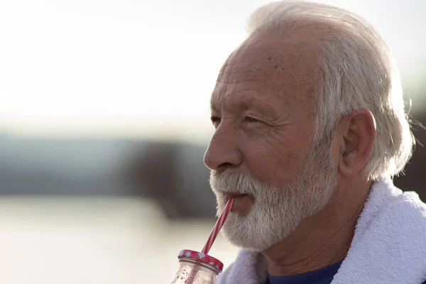 Starszy Mężczyzna Brodą Treningu Pijący Świeży Sok Słomy — Zdjęcie stockowe