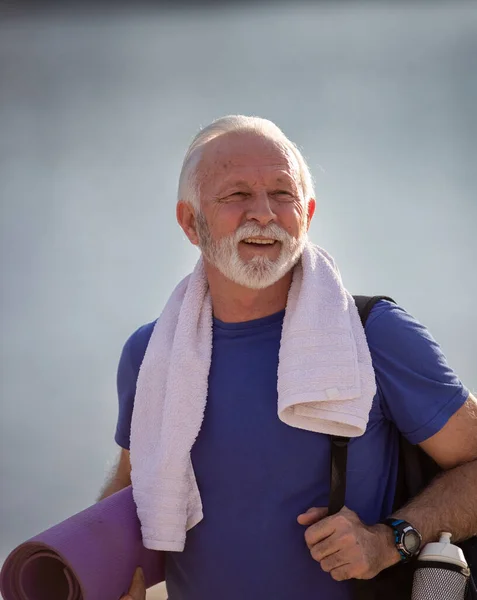 Homme Âgé Souriant Après Entraînement Portant Une Serviette Autour Son — Photo