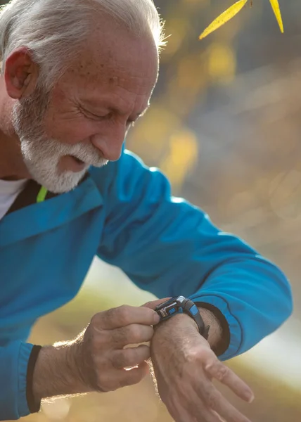 Portrait Homme Âgé Utilisant Une Montre Intelligente Lors Exercice Survêtement — Photo