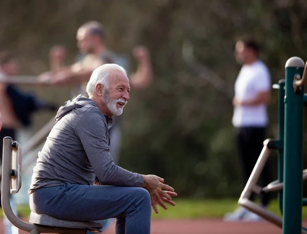 Senior Man Rust Een Harde Training Openbare Fitnessruimte Buiten — Stockfoto