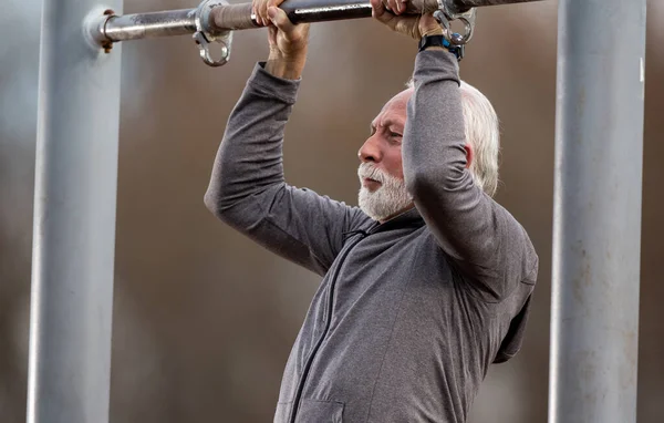 Senior Bebaarde Man Trainingspak Doet Push Ups Openlucht Openbare Fitnessruimte — Stockfoto