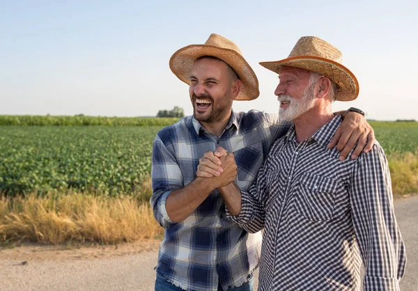 Zwei Bauern Lachen Umarmen Und Lächeln Während Der Ernte Sommer — Stockfoto