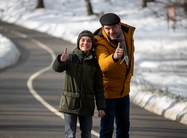 Улыбающиеся Сын Отец Куртке Позируют Холодный Зимний День Поднятыми Пальцами — стоковое фото