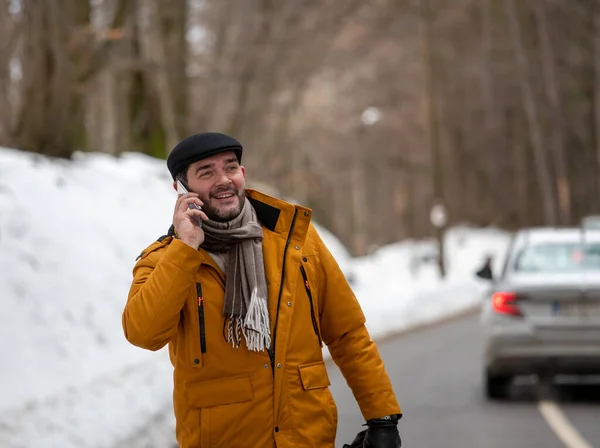 Mann Steht Nach Autopanne Winterjacke Auf Der Straße Und Nimmt — Stockfoto