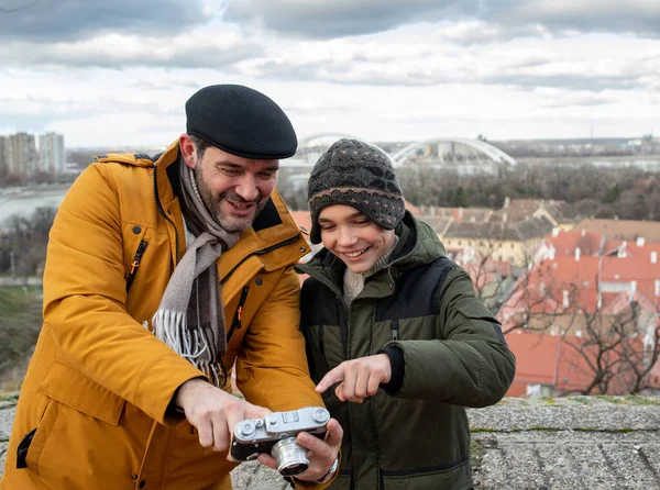 Smiling Father Shows His Son Photo Took Himself His Camera — Stock Photo, Image