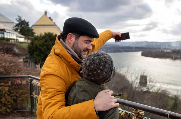 Lächelnder Vater Und Sohn Machen Kalten Wintertagen Flussnähe Ein Selfie — Stockfoto