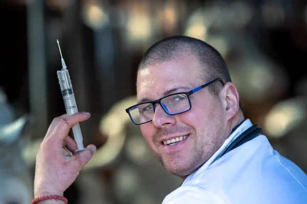 Retrato Veterinario Joven Con Abrigo Blanco Sosteniendo Jeringa Aguja Establo — Foto de Stock