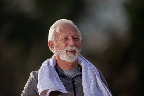 Portret Van Een Lachende Oudere Man Trainingspak Met Handdoek Zijn — Stockfoto