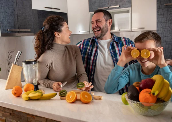 Mãe Pai Cozinha Rindo Seu Filho Que Está Brincando Enquanto — Fotografia de Stock