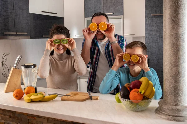 Família Cozinha Divertindo Enquanto Prepara Suco Frutas Frescas Início Manhã — Fotografia de Stock