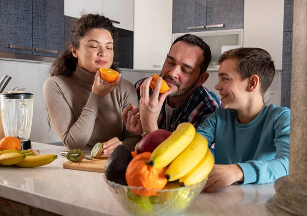 Familjen Tillbringar Tid Tillsammans Köket Skära Och Äta Färska Apelsiner — Stockfoto