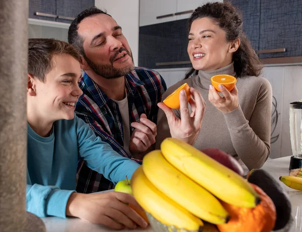 Семья Проводит Время Вместе Кухне Ест Свежие Апельсины Завтрак Рано — стоковое фото