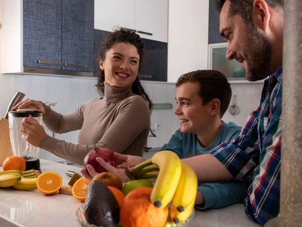 Família Preparando Suco Fresco Para Café Manhã Cozinha Cortando Frutas — Fotografia de Stock