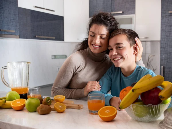 Leende Mor Och Son Köket Dricker Färsk Apelsinjuice Som Tillagat — Stockfoto