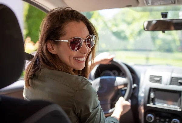Retrato Una Hermosa Mujer Sonriente Con Gafas Sol Conduciendo Coche — Foto de Stock