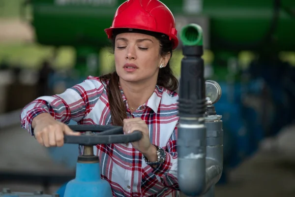 Woman Engineer Helmet Using Her Hands Turn Valve Agricultural Industry — Stockfoto