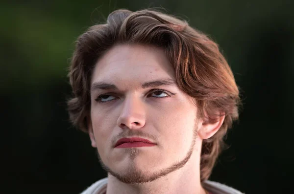 Retrato Joven Con Barba Maquillaje Hombre Transgénero Con Lápiz Labial — Foto de Stock