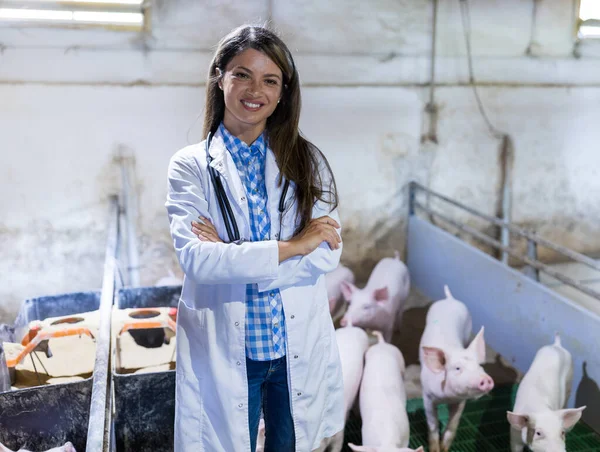 Porträtt Ung Vacker Kvinna Veterinär Stående Med Korsade Armar Framför — Stockfoto