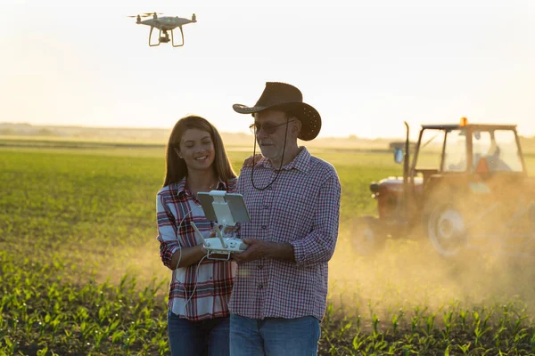 Dwóch Rolników Starszy Mężczyzna Młoda Kobieta Jazdy Drone Pilotem Polu — Zdjęcie stockowe