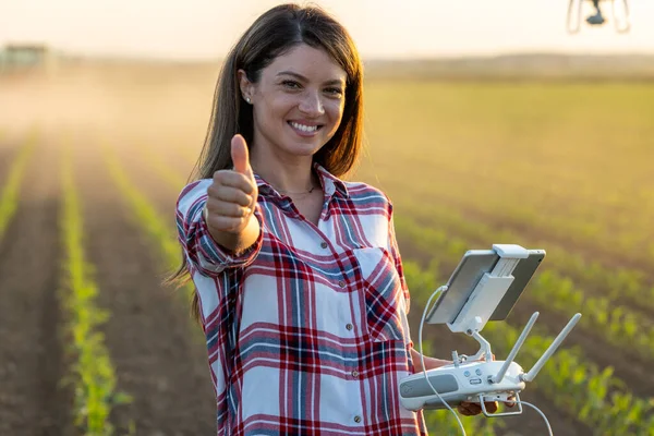 Ικανοποιημένος Νεαρός Αγρότης Γυναίκα Οδήγηση Drone Και Δείχνει Τον Αντίχειρα — Φωτογραφία Αρχείου