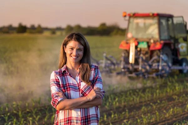 Portrait Pretty Young Farmer Woman Standing Crossed Arms Front Tractor — Fotografia de Stock