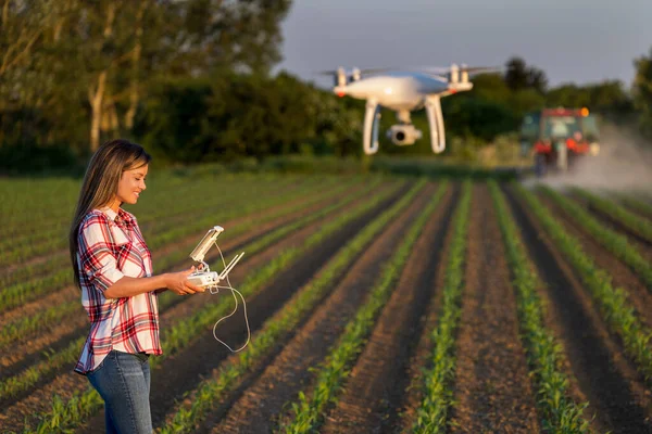 Muito Jovem Agricultor Mulher Dirigindo Drone Com Controle Remoto Frente — Fotografia de Stock